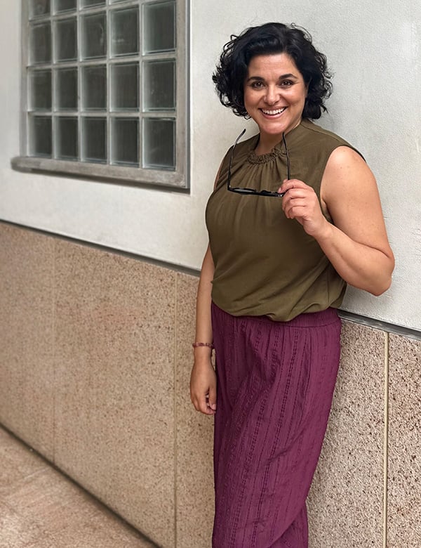 vrouwelijk model met kort donker haar Charida