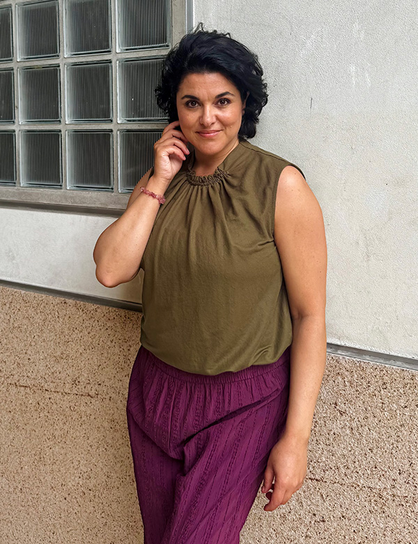 vrouwelijk model met kort donker haar Charida