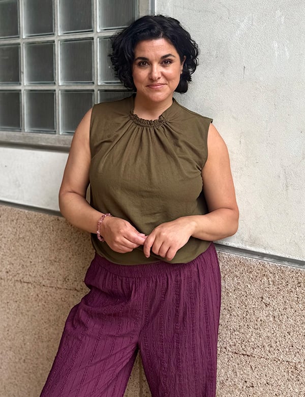 vrouwelijk model met kort donker haar Charida