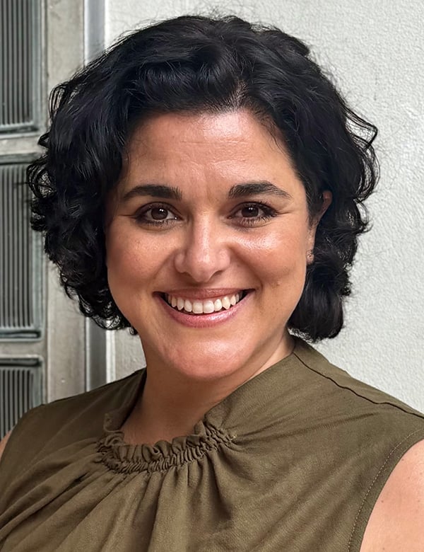 Vrouwelijk model met kort donker haar charida