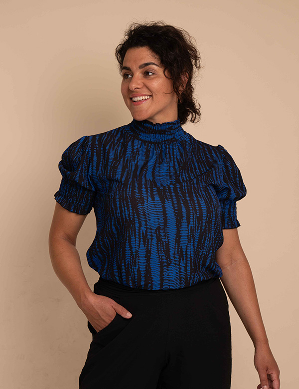 Vrouwelijk model met krullen Charida