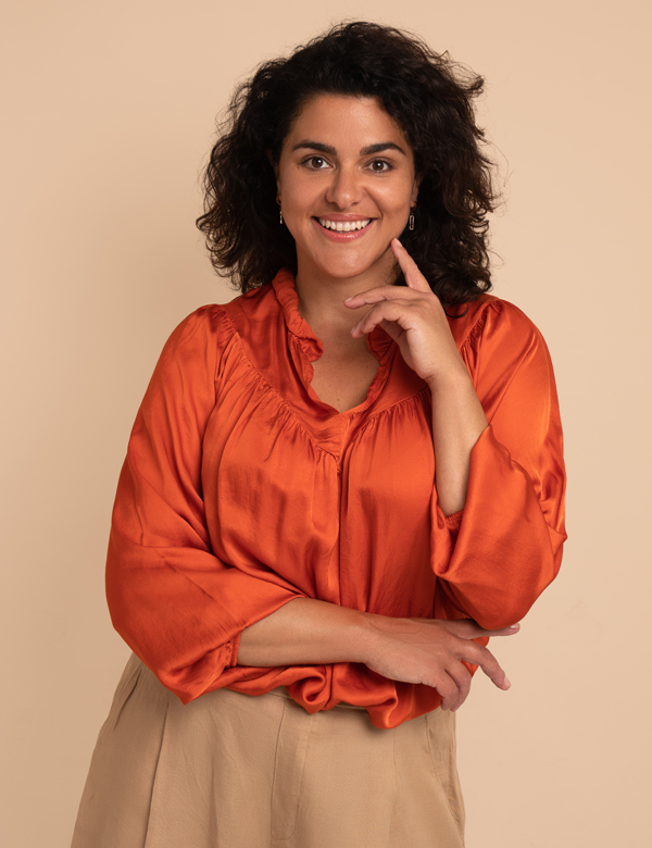 Vrouwelijk model met bruin haar Charida