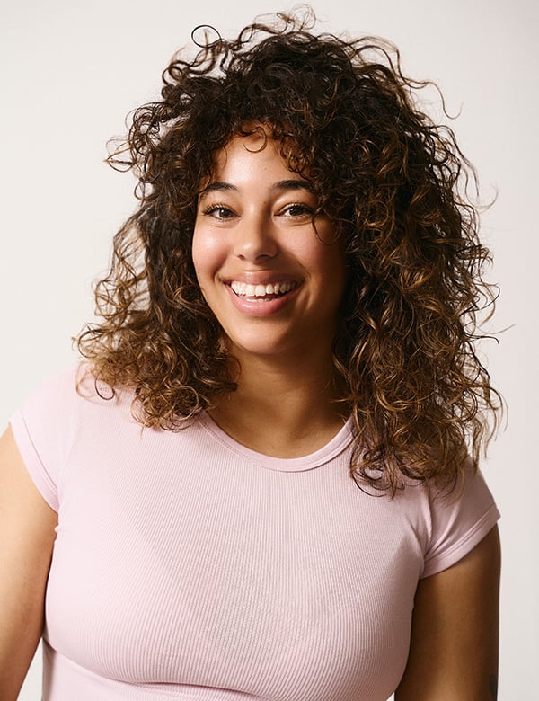 vrouwelijk model met krullen Charlene.