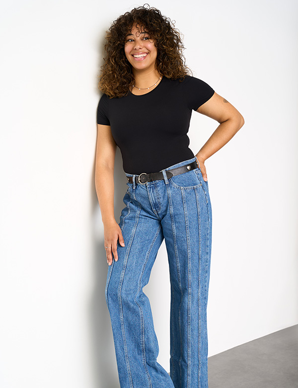 vrouwelijk model met krullen Charlene.