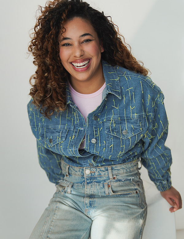 Vrouwelijk model met bruin haar Charlene H.