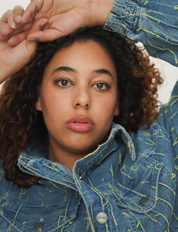 Vrouwelijk model met bruin haar Charlene H.