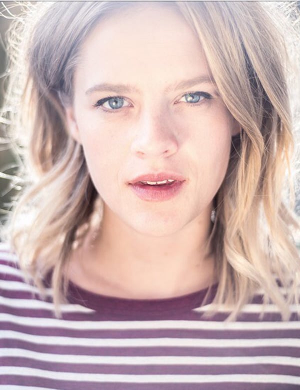 Model Vrouwelijk model half lang haar charlotte