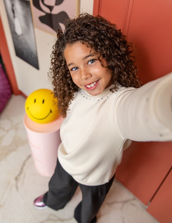 Kindermodel met zwart krullend haar Chavienny