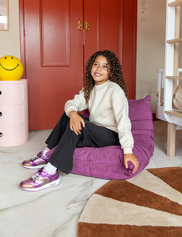 Kindermodel met zwart krullend haar Chavienny
