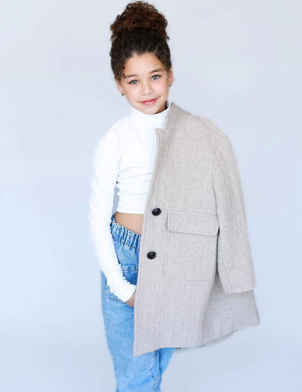 Kindermodel met donkerbruin haar Chavienny