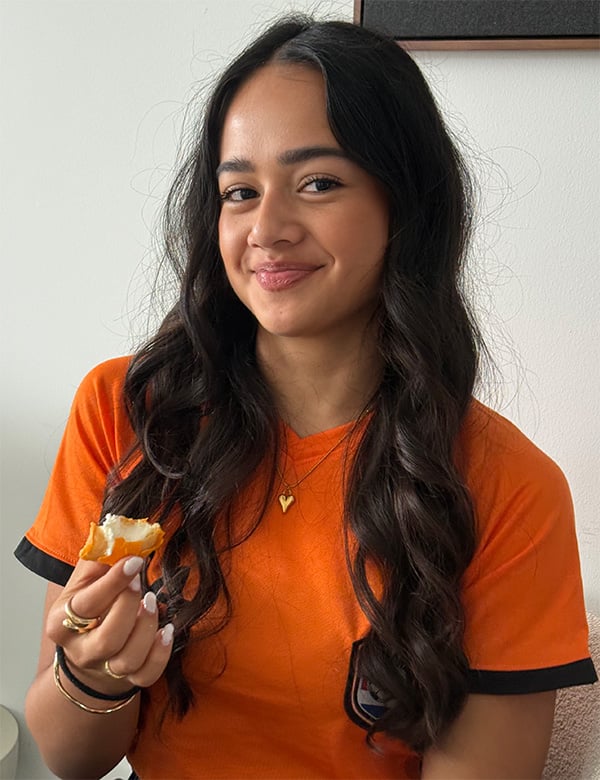 Tienermodel met donkerbruin haar Chelsea