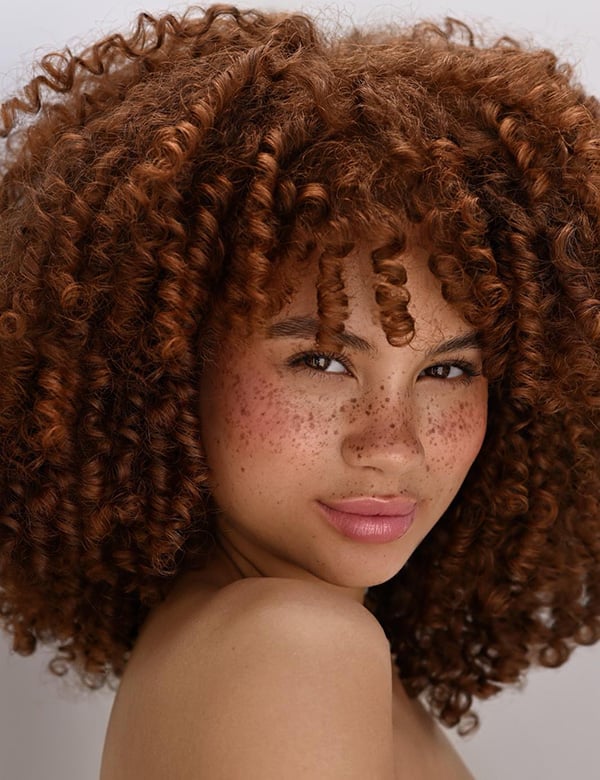 vrouwelijk model met rode krullen Cherise.