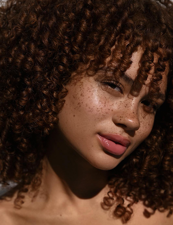 vrouwelijk model met rode krullen Cherise.
