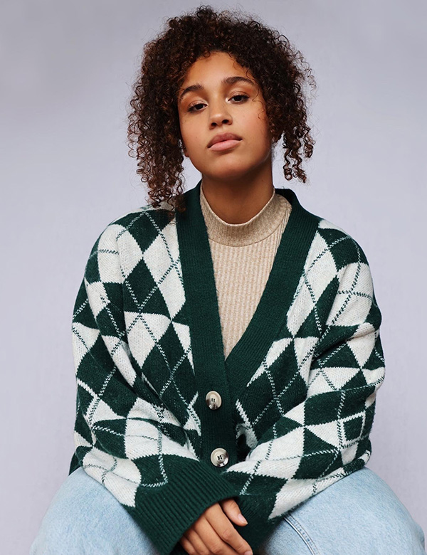 Vrouwelijk model met bruin haar Chochoe