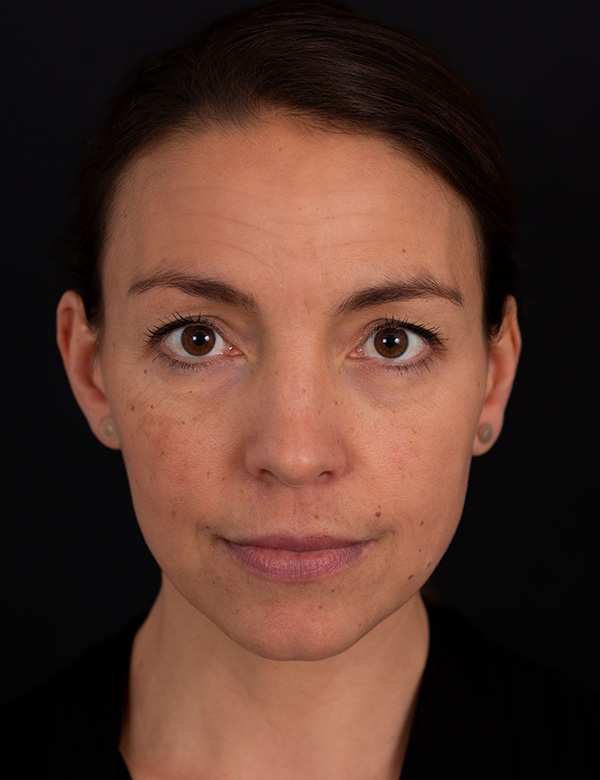 Vrouwelijke actrice bruin lang haar Claire
