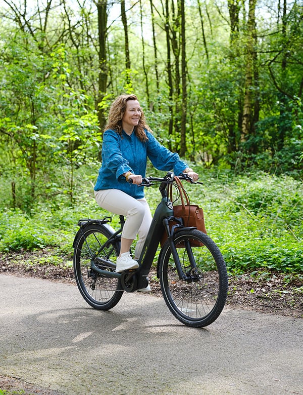 Vrouwelijk model met krullend haar Corinda