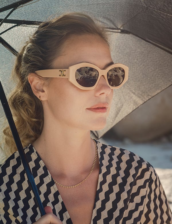 Vrouwelijk model met lang blond haar Cynthia B.