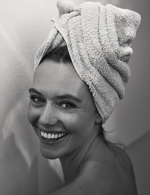 Vrouwelijk professioneel model met lang blond haar Cynthia