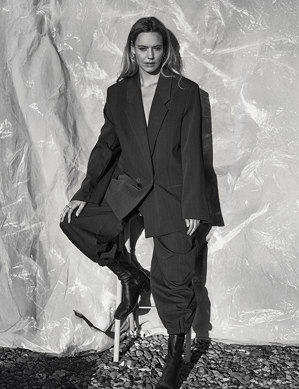 Vrouwelijk professioneel model met lang blond haar Cynthia