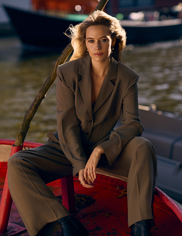 Vrouwelijk professioneel model met lang blond haar Cynthia