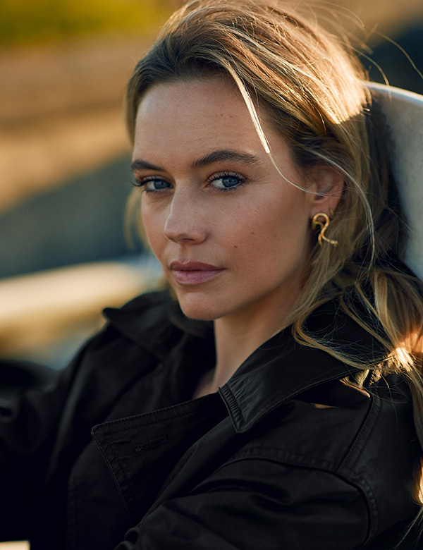 Vrouwelijk professioneel model met lang blond haar Cynthia