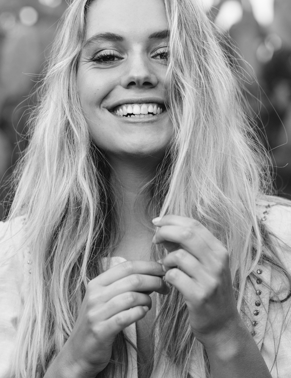 Vrouwelijk professioneel model met lang blond haar Cynthia
