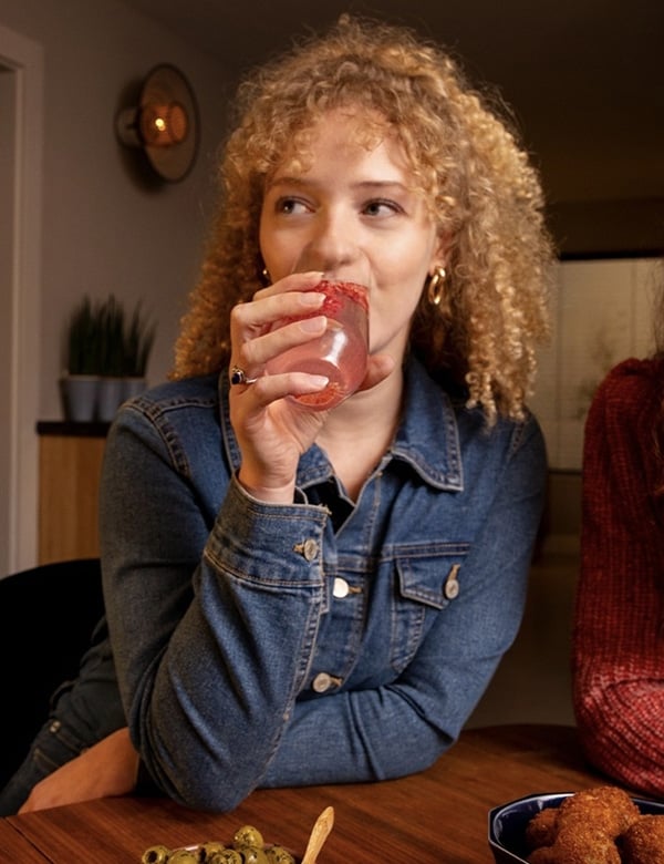 Vrouwelijk model met blonde krullen Cyrille
