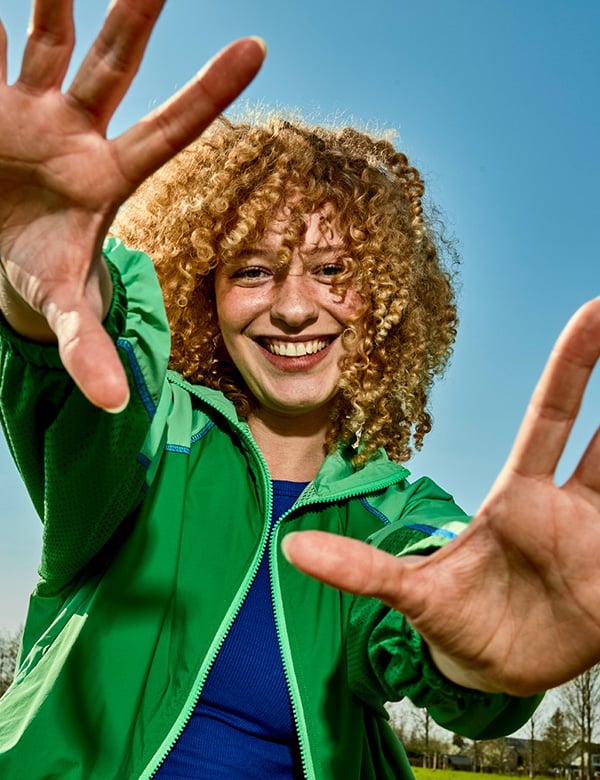 Vrouwelijk model met blonde krullen Cyrille
