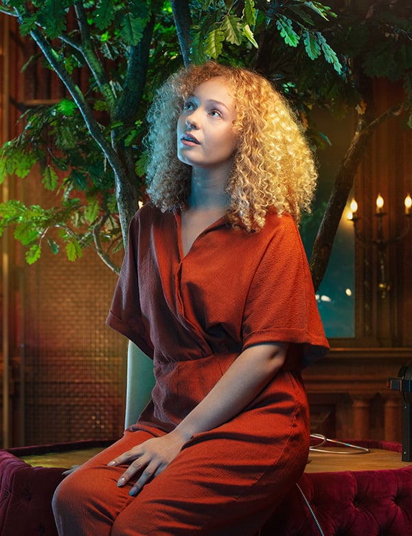 Vrouwelijk model met blonde krullen Cyrille