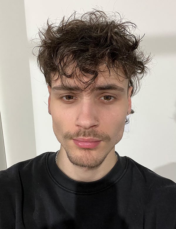 Mannelijk model met donkerbruin haar Daan T.