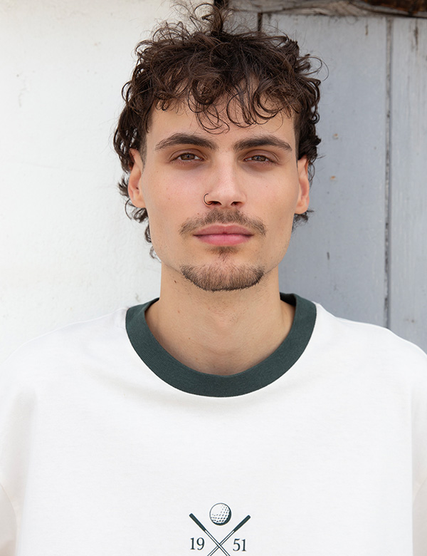 Mannelijk model met bruin haar Daan.