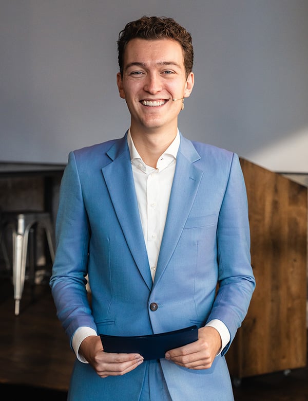 Mannelijk model met bruin haar Daan Wa.