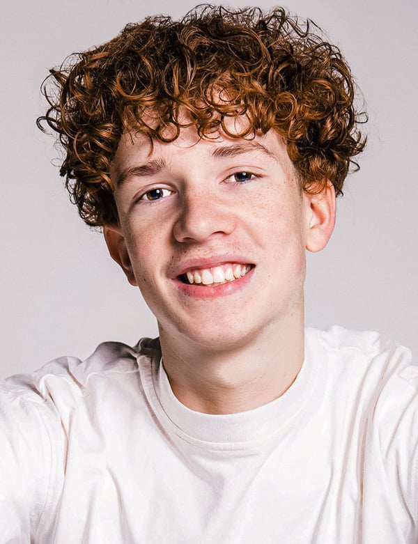 Model Tienermodel met krullend haar daan