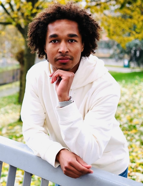 Mannelijk model met krullen Daley