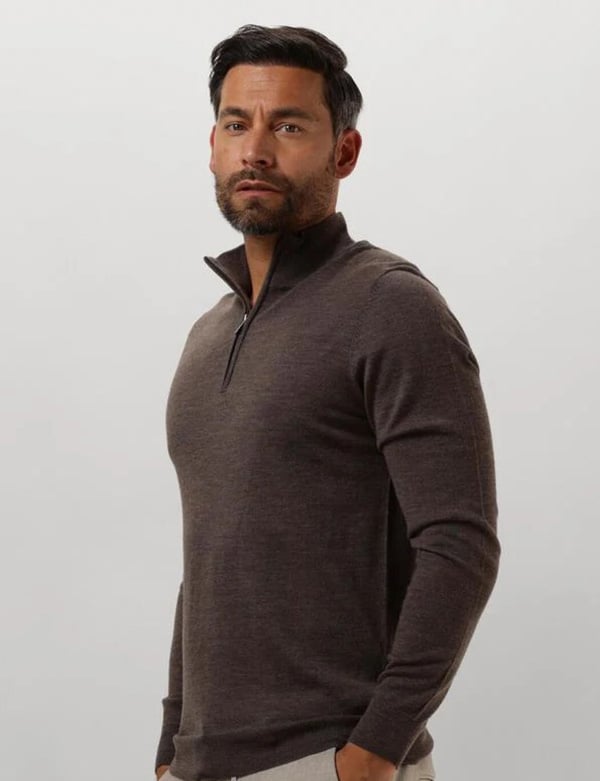 Mannelijk model met kort bruin haar Damian S.