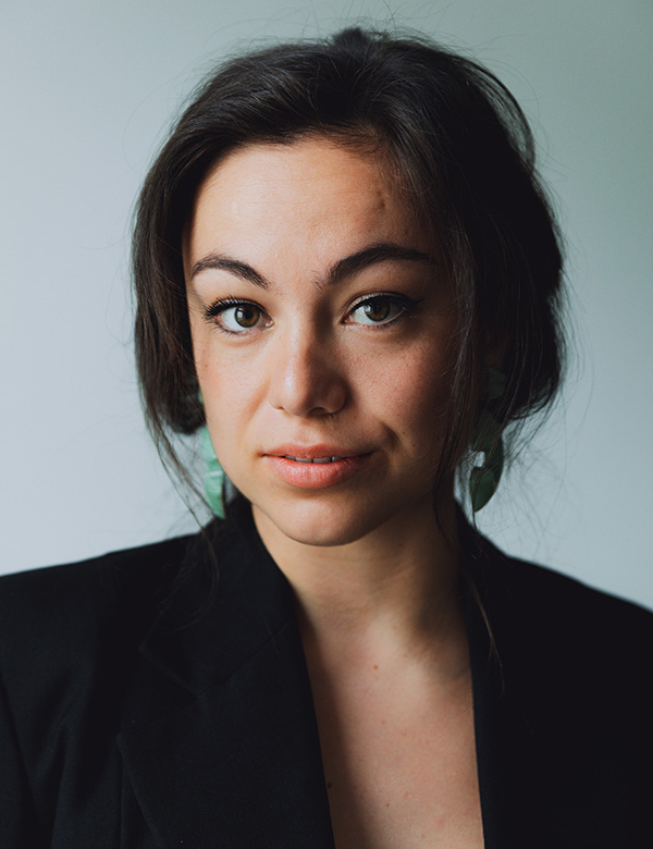 Vrouwelijk model met donkerbruin haar en bruin-groene ogen Dana G.