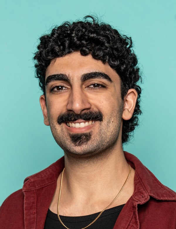 Mannelijk model met kort donker haar dana o.