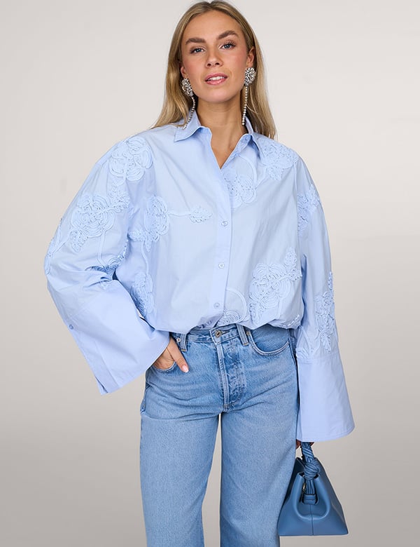 Vrouwelijk model met blond haar Dane