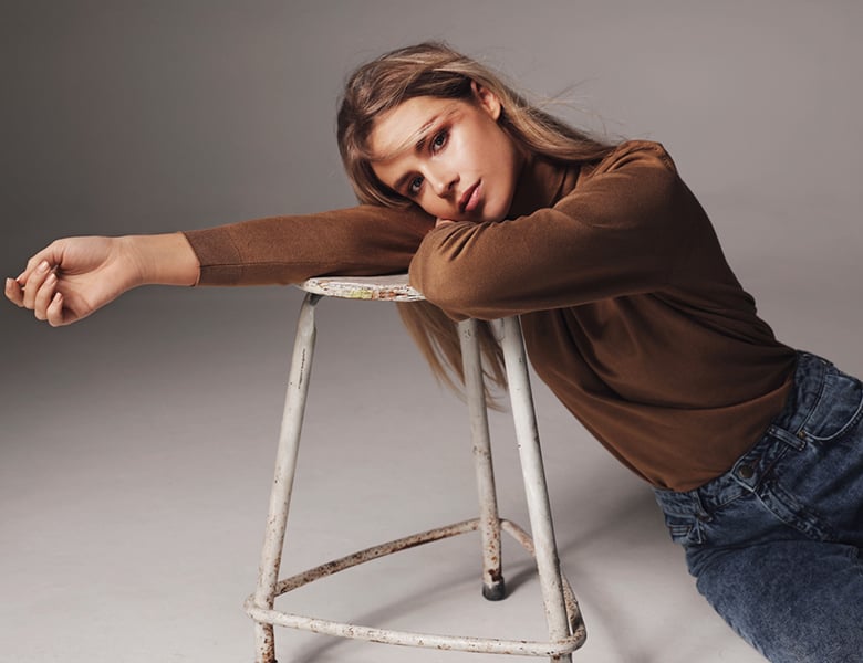 Vrouwelijk model met lang blond haar Dané