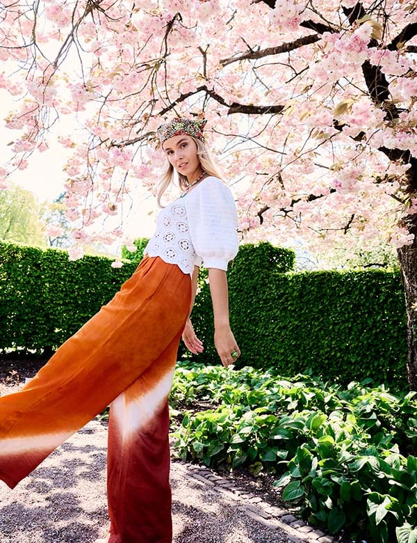 Vrouwelijk model met blond haar Dané