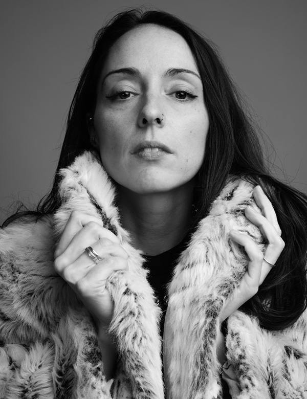 Vrouwelijk model met lang donker bruin haar Daniella C.