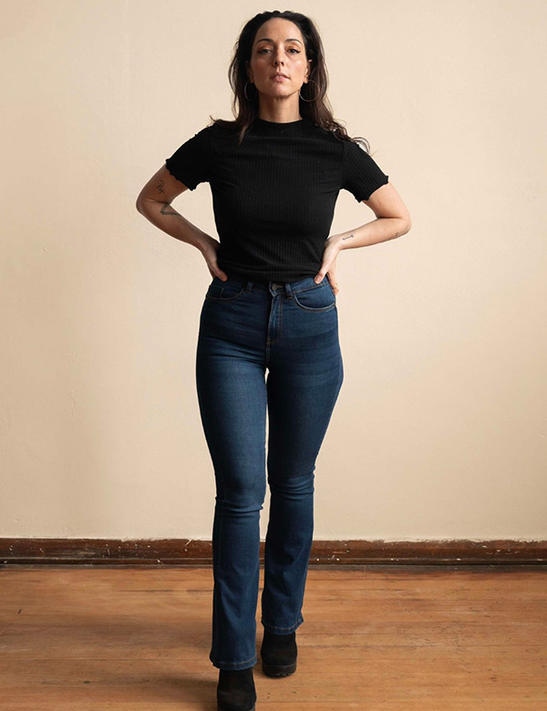 Vrouwelijk model met lang donker bruin haar Daniella C.