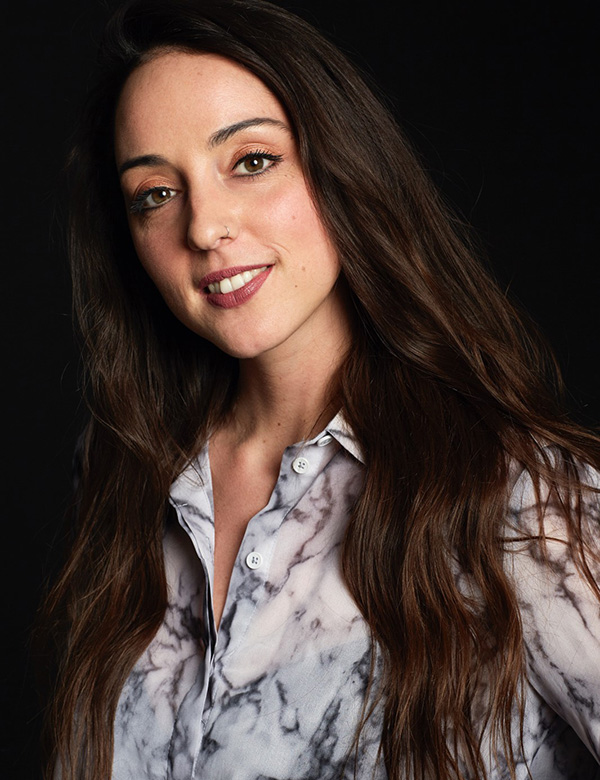 Vrouwelijk model met lang donker bruin haar Daniella C.