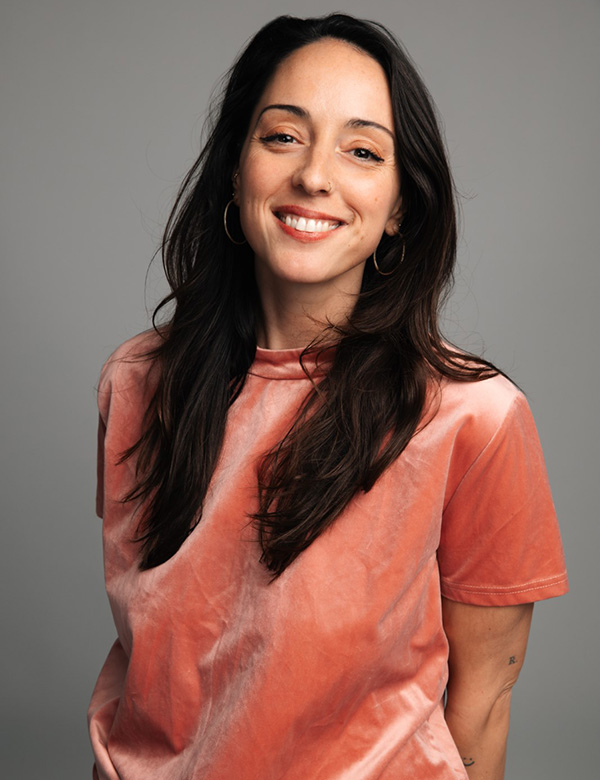 Vrouwelijk model met lang donker bruin haar Daniella C.