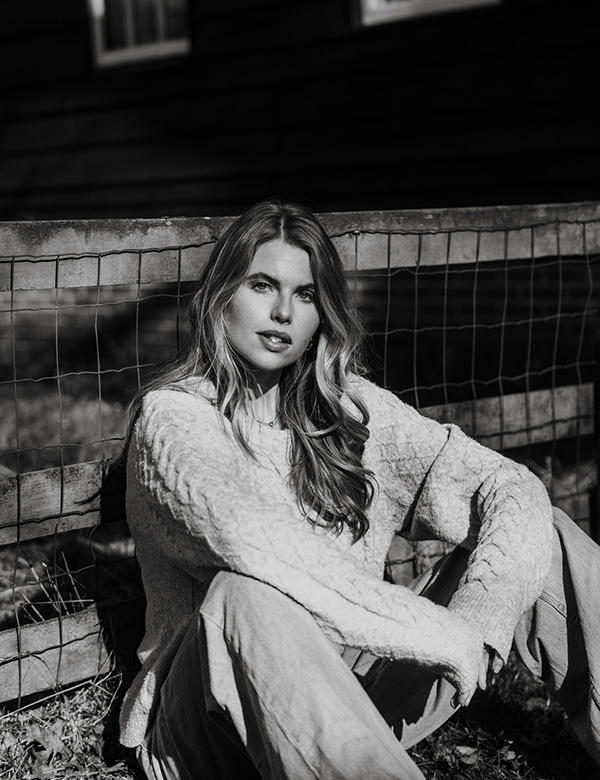 Vrouwelijk model met blond haar Danielle D