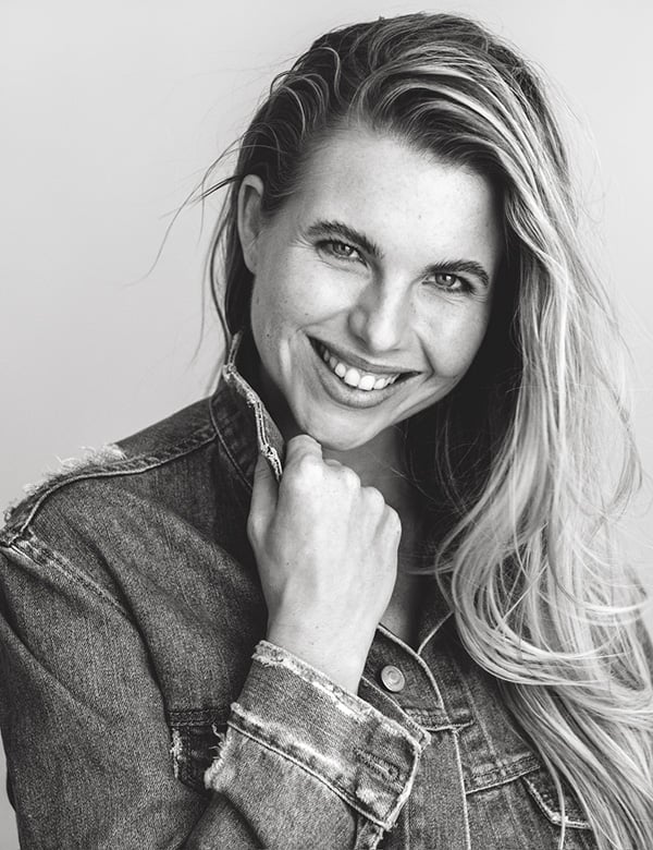 Vrouwelijk model met blond haar Danielle D