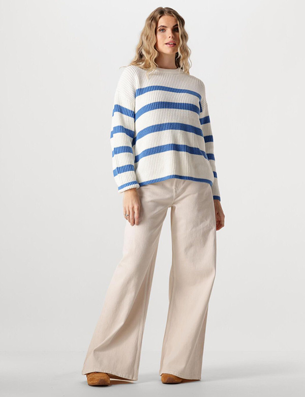 Vrouwelijk model met blond haar Danielle D