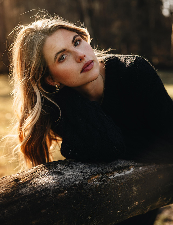 Vrouwelijk model met blond haar en blauw-groene ogen Danielle D.