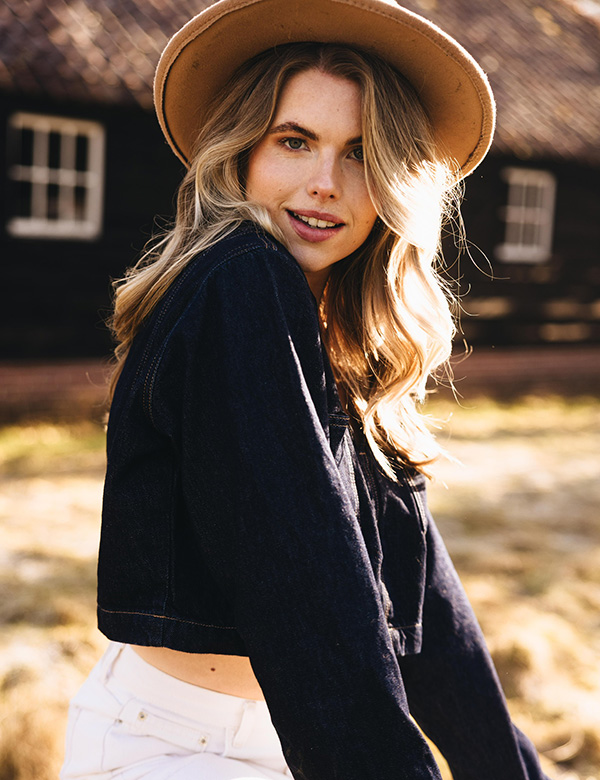 Vrouwelijk model met blond haar en blauw-groene ogen Danielle D.