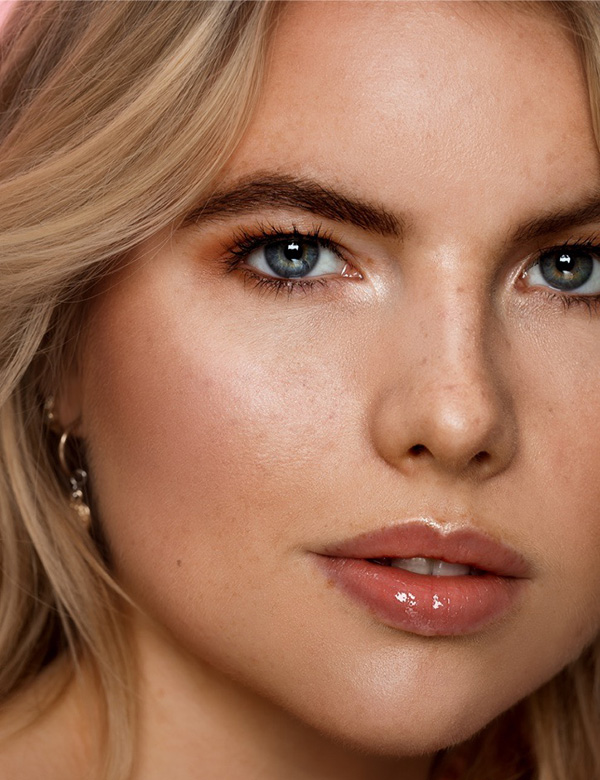 Vrouwelijk model met blond haar en blauw-groene ogen Danielle D.